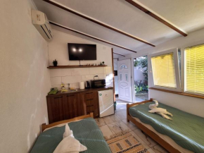 Studio Apartment ROOM 88 Yellow